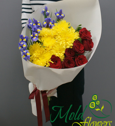 Bouquet with irises, roses, and chrysanthemums 'Tricolor photo 394x433
